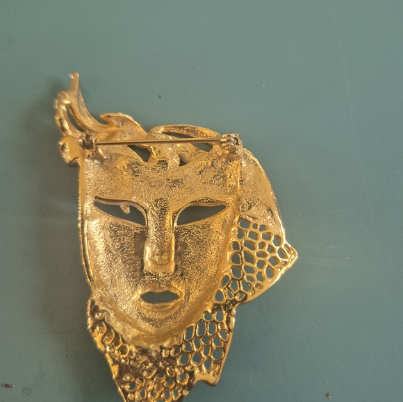 Gold Tone Mask Brooch Pin Mysterious Drama Ladies Woman Face Brooch - Picture 5 of 5